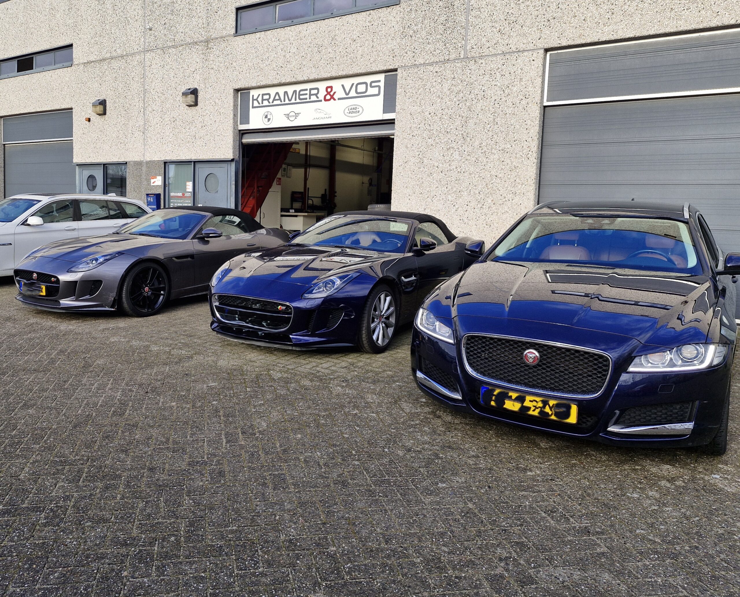 Jaguars in onderhoud bij Kramer & Vos in Loosdrecht